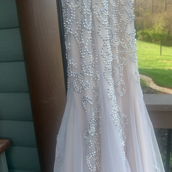 A beautiful gown in a blush cream color, size 6 - Picture 6 of 9